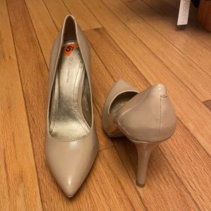 nude bcbg pumps